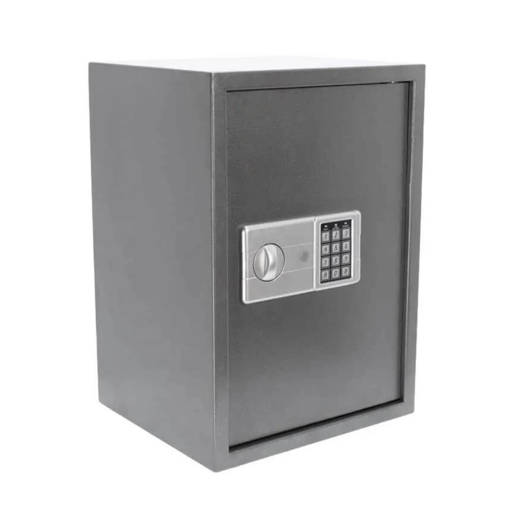 Cerrajero experto abriendo caja fuerte de seguridad